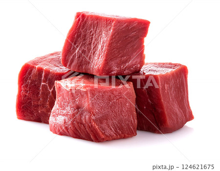 四角くカットした赤身の牛肉。白背景。 124621675