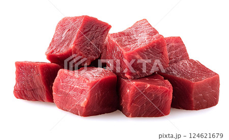四角くカットした赤身の牛肉。白背景。 124621679