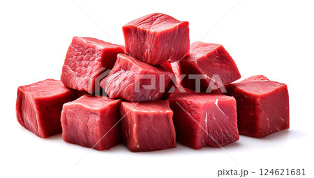 四角くカットした赤身の牛肉。白背景。 四角くカットした赤身の牛肉。白背景。 124621681