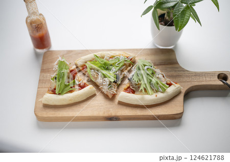 手作りシラスピザ追いピザ後乗せ水菜カット 手作りシラスピザ追いピザ後乗せ水菜カット 124621788