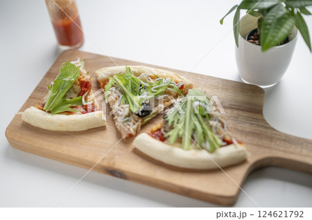 手作りシラスピザ追いピザ後乗せ水菜カット 124621792