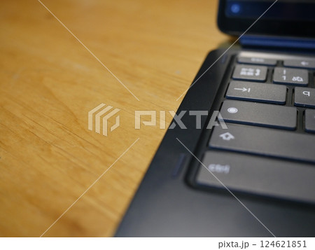 背景にパソコン 仕事のコピースペース　 124621851