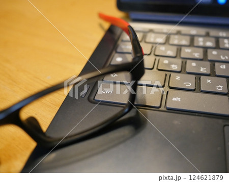 背景にパソコン 仕事のコピースペース　 124621879