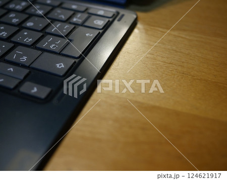 背景にパソコン 仕事のコピースペース　 124621917