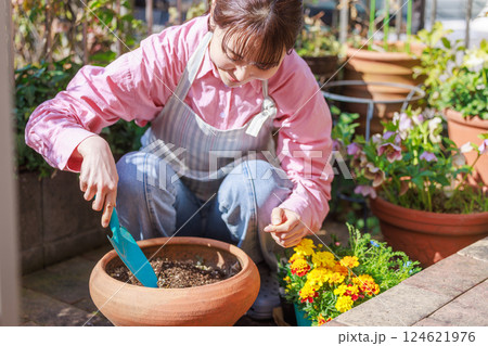 花を植える女性 ガーデニング 花を植える女性 ガーデニング 124621976