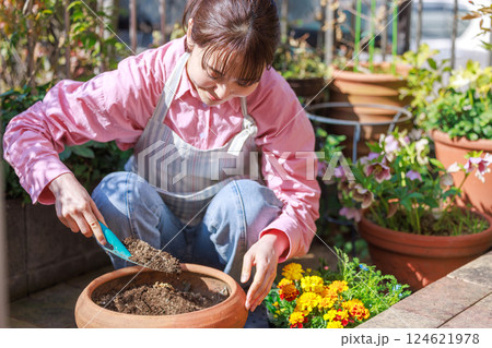 花を植える女性　ガーデニング 124621978