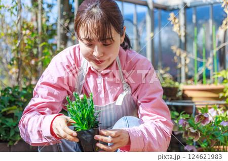 花を植える女性　ガーデニング 124621983