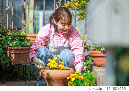 花を植える女性　ガーデニング 124621986