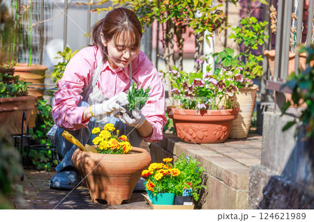 花を植える女性 ガーデニング 花を植える女性 ガーデニング 124621989