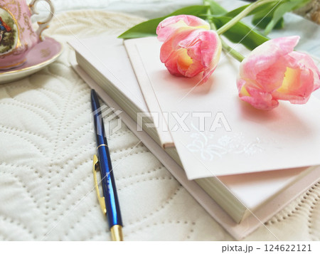 おしゃれなノートとチューリップ おしゃれなノートとチューリップ 124622121
