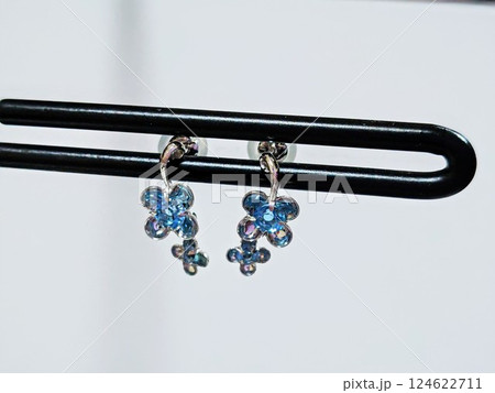 銀色のお洒落なブルートパーズピアス 124622711