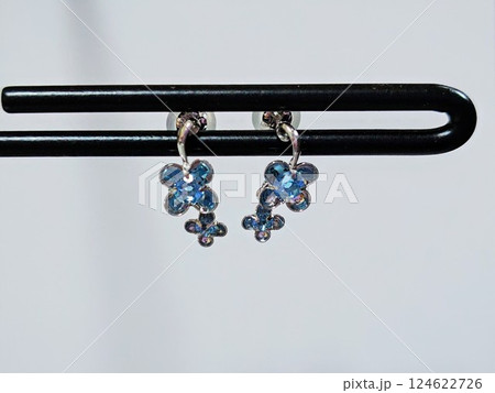 銀色のお洒落なブルートパーズピアス 124622726