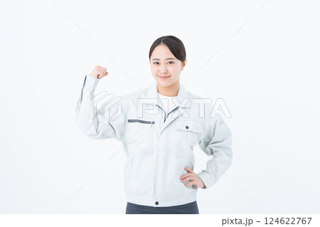 作業員の若い女性 124622767