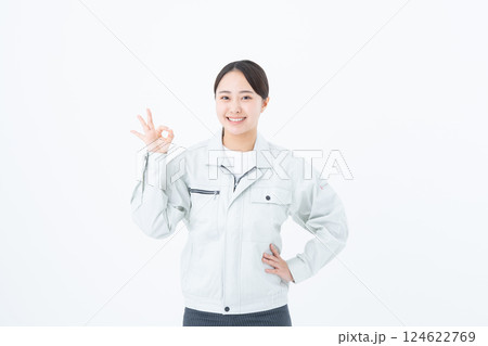 作業員の若い女性 作業員の若い女性 124622769