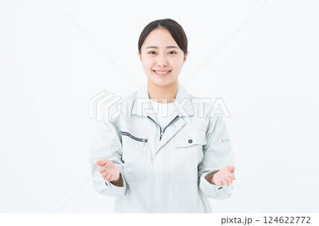作業員の若い女性 作業員の若い女性 124622772