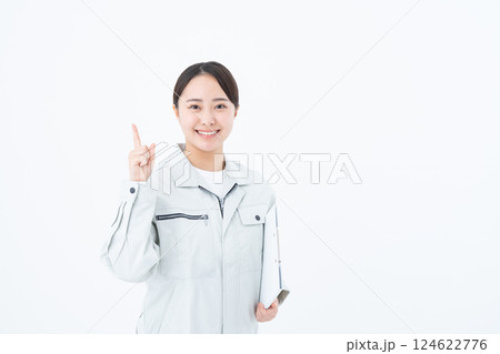 作業員の若い女性 124622776