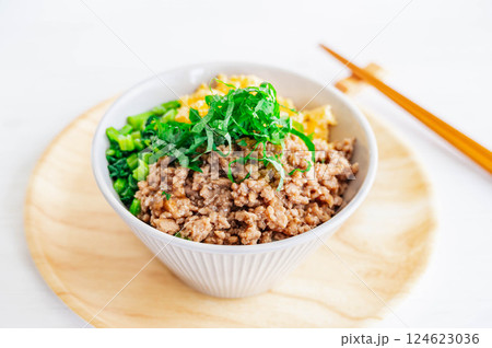 そぼろ丼 124623036