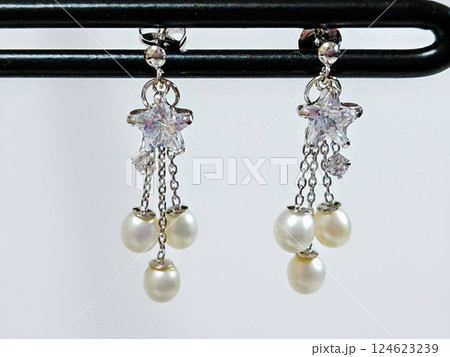 銀色のお洒落なパールピアス 124623239