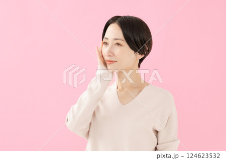 笑顔のミドル女性 カラーバック 笑顔のミドル女性 カラーバック 124623532