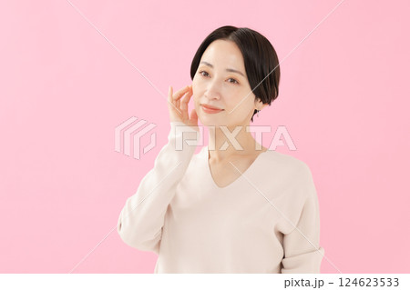 笑顔のミドル女性　カラーバック 124623533