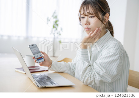 投資をする女性 投資をする女性 124623536