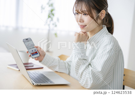 投資をする女性 投資をする女性 124623538