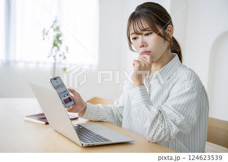 投資をする女性 124623539