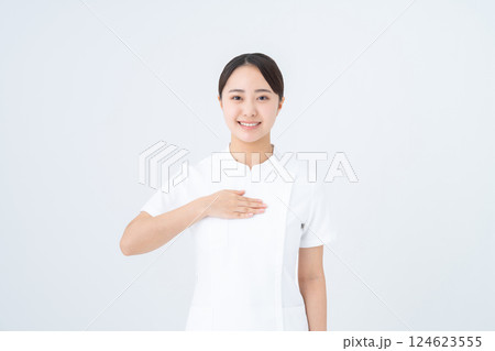看護師の若い女性 124623555