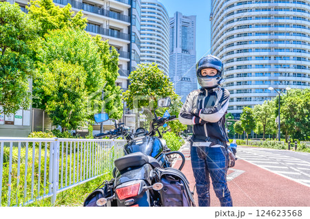 横浜をツーリングする笑顔の女性ライダー 横浜をツーリングする笑顔の女性ライダー 124623568