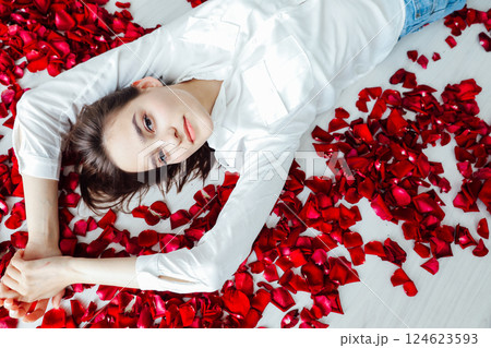 Beautiful slim fashion woman and red rose flower petals 124623593