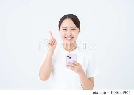 スマホを使う若い看護師 124623904
