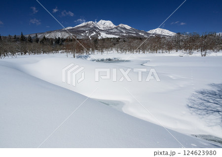 快晴の冬 一面雪景色の妙高高原 凍結したいもり池と雪をいただく妙高山 124623980