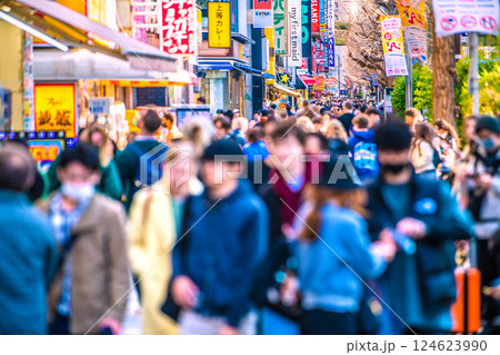 日本の東京都市景観 XEC株…インバウンド続く…外国人観光客らで賑わう秋葉原。再びマ姿の日本人が… 日本の東京都市景観 XEC株…インバウンド続く…外国人観光客らで賑わう秋葉原。再びマ姿の日本人が… 124623990