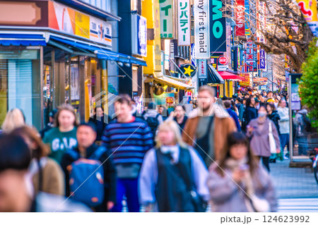 日本の東京都市景観 XEC株…インバウンド続く…外国人観光客らで賑わう秋葉原。再びマ姿の日本人が… 日本の東京都市景観 XEC株…インバウンド続く…外国人観光客らで賑わう秋葉原。再びマ姿の日本人が… 124623992