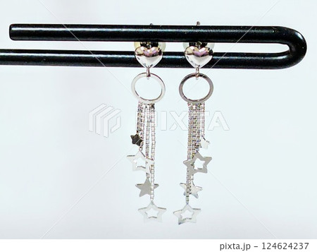 銀色のお洒落な星型ピアス 124624237