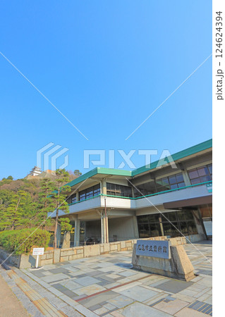 香川県丸亀市、丸亀市立資料館と丸亀城の風景 124624394