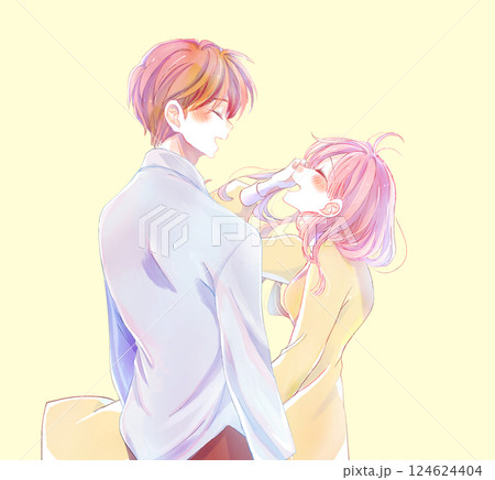 向かい合って寄り添い笑う男女 124624404