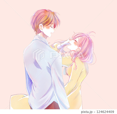向かい合って寄り添い笑う男女 124624409