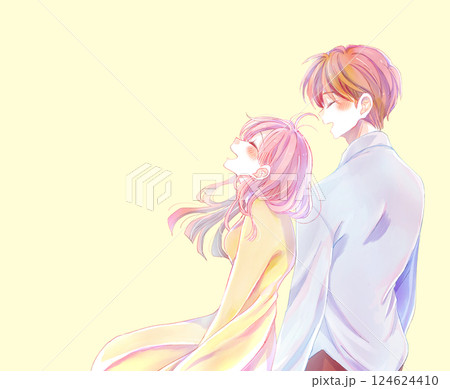 隣り合って幸せそうに笑う男女 124624410