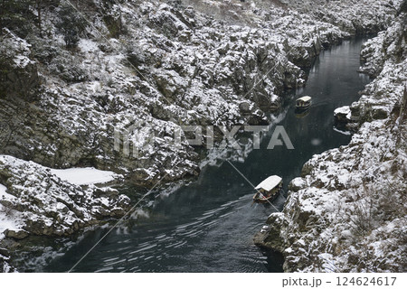 雪景色の大歩危峡を行き交う遊覧船 雪景色の大歩危峡を行き交う遊覧船 124624617