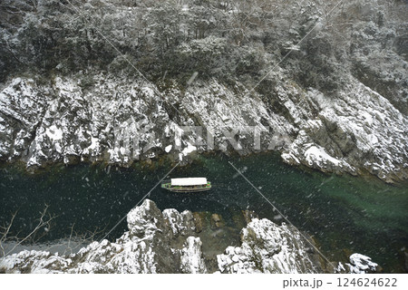 雪舞う大歩危峡を下る観光遊覧船 124624622