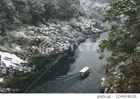 雪景色の大歩危峡を上る観光遊覧船 124624626