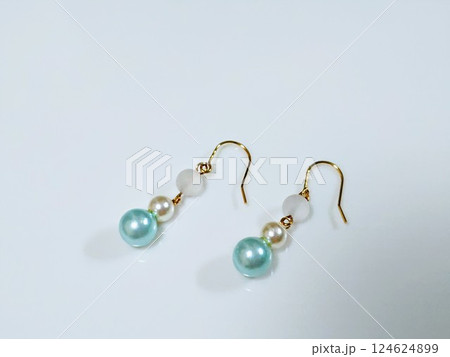 金色のお洒落なパールピアス 124624899