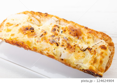 おいしい新玉葱のタルティーヌ 124624904