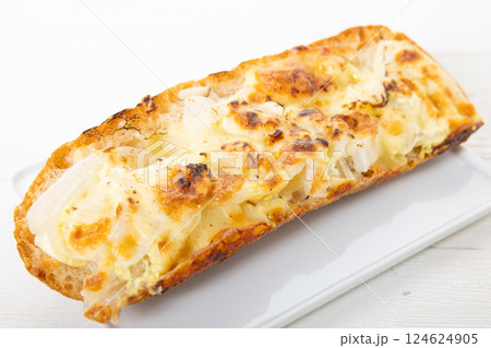 おいしい新玉葱のタルティーヌ 124624905