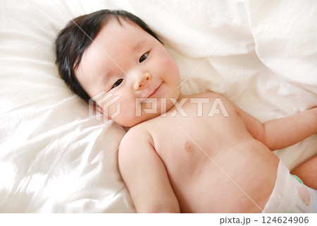 笑顔の赤ちゃんのはにかみ  124624906