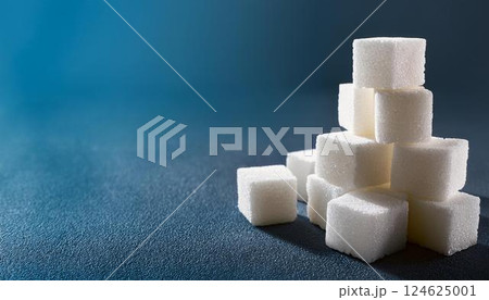 積み重なった角砂糖 124625001