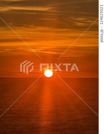 Red sun setting over the sea Red sun setting over the sea 124625021