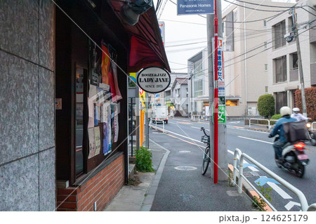 下北沢(シモキタ)の住宅街に昔からある伝説的なジャズバー 124625179