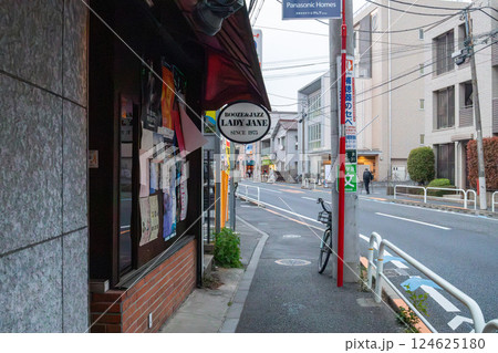 下北沢(シモキタ)の住宅街に昔からある伝説的なジャズバー 124625180